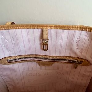 LV Neverfull MM. Bought in 2020. Box dust bag and zip bag included.